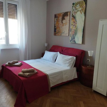 Piazza Goldoni Rooms ตรีเอสเต ภายนอก รูปภาพ